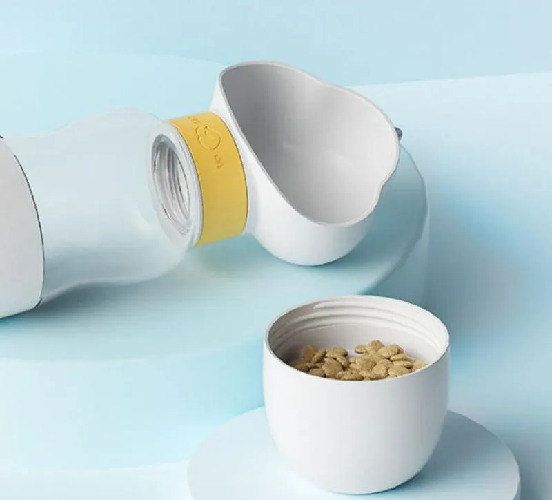 Portable portable cup for dogs and cats to go out for drinking and feeding